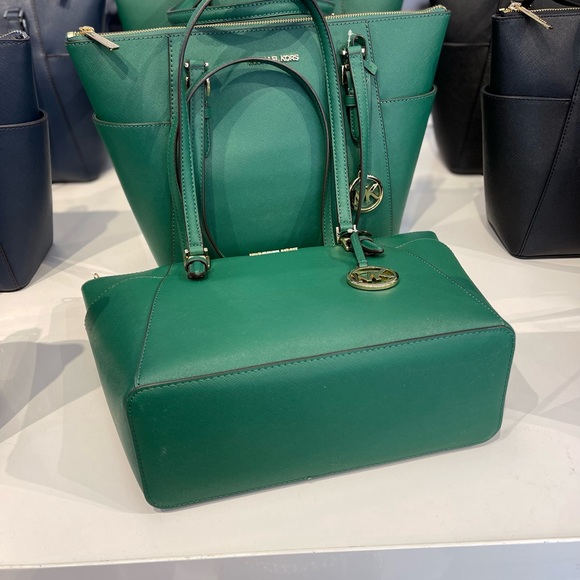 MICHAEL KORS CHARLOTTE LARGE TOP ZIP TOTE PALMETTO GREEN COLOR
NWT - Picture 9 of 16